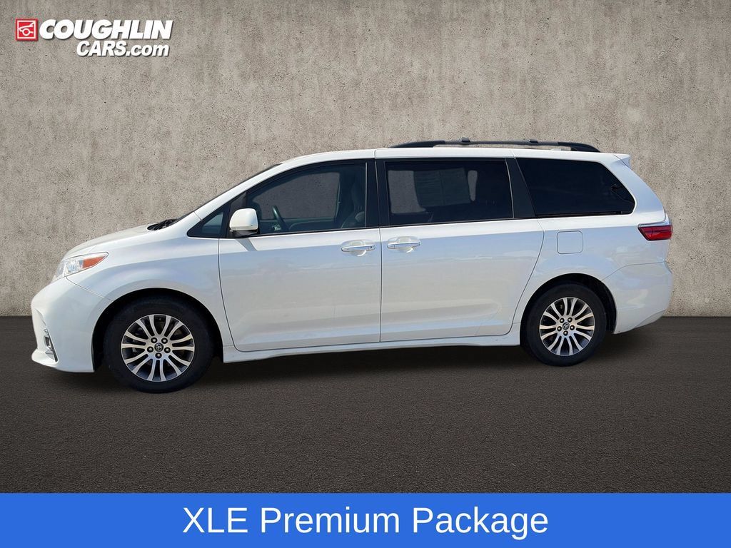 Used 2018 Toyota Sienna XLE Premium w/ Carpet Mat Package FWD image 5