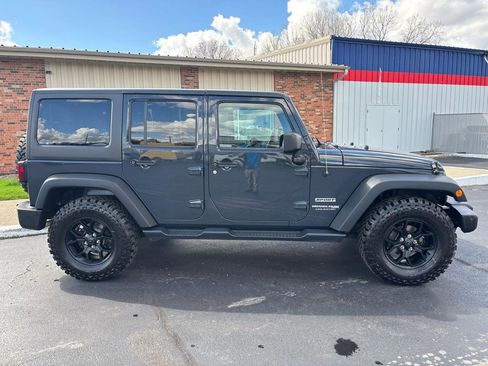 Used 2018 Jeep Wrangler Unlimited Sport S image 2