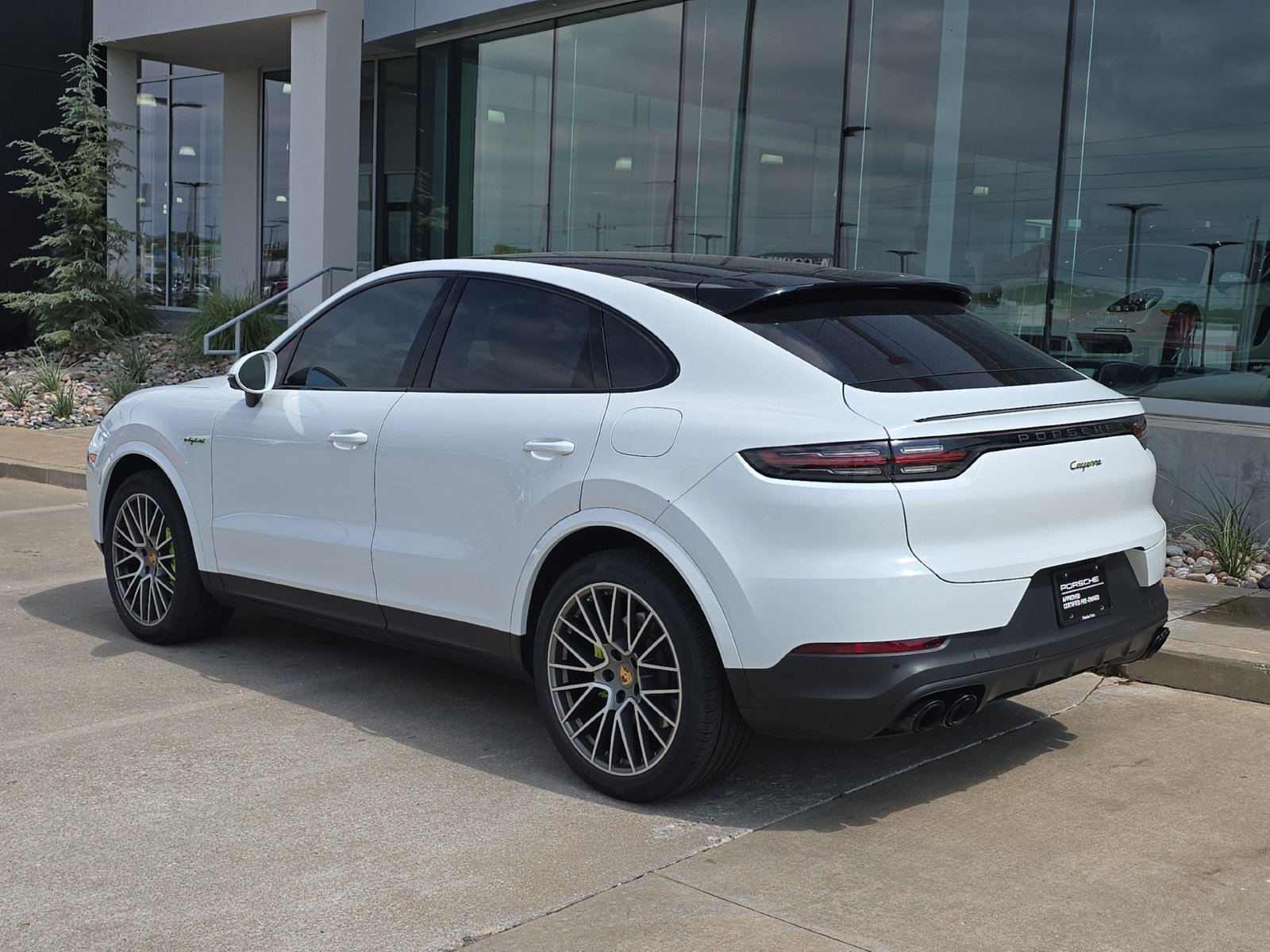 Certified 2023 Porsche Cayenne Platinum Edition AWD/4WD image 3