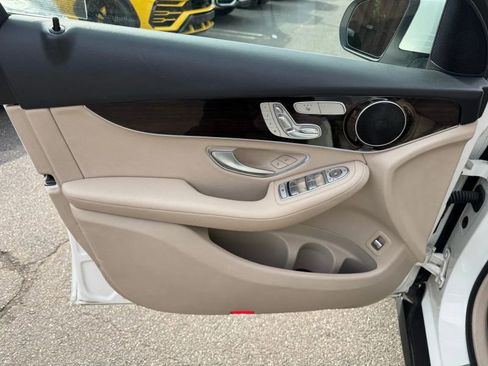 Used 2019 Mercedes-Benz GLC 300 4MATIC image 9