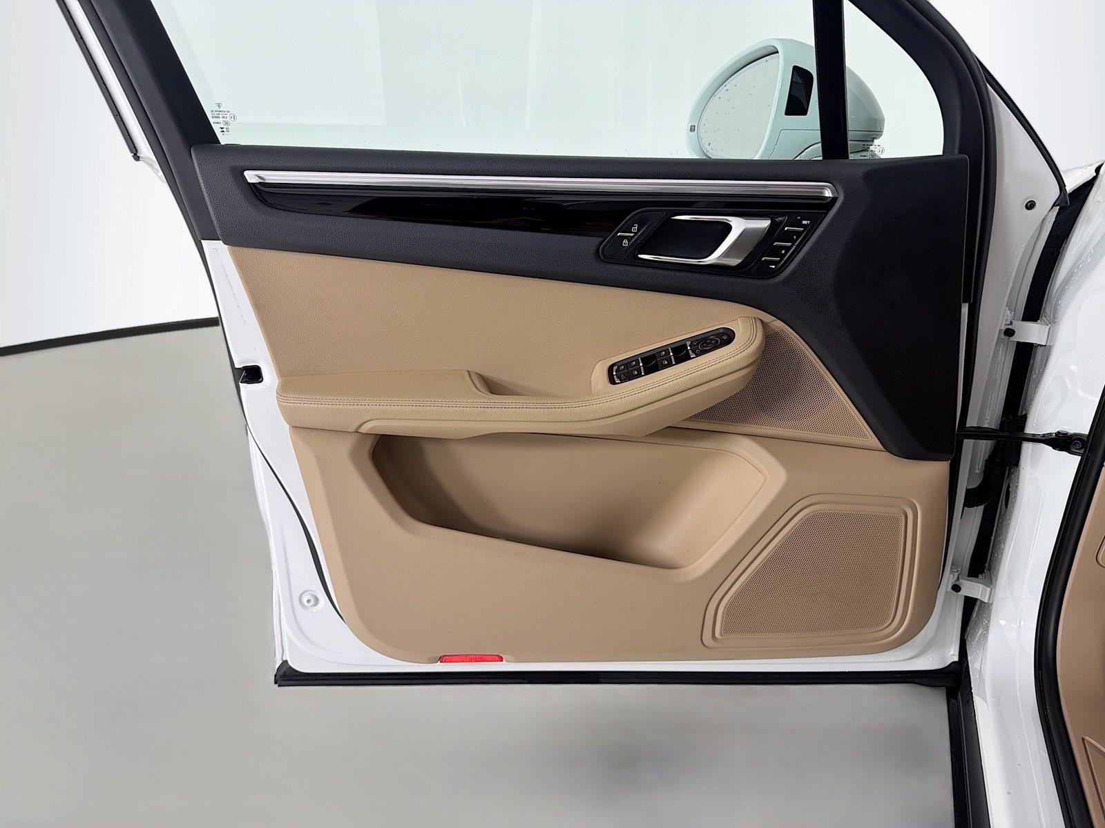 Certified 2023 Porsche Macan AWD/4WD image 7