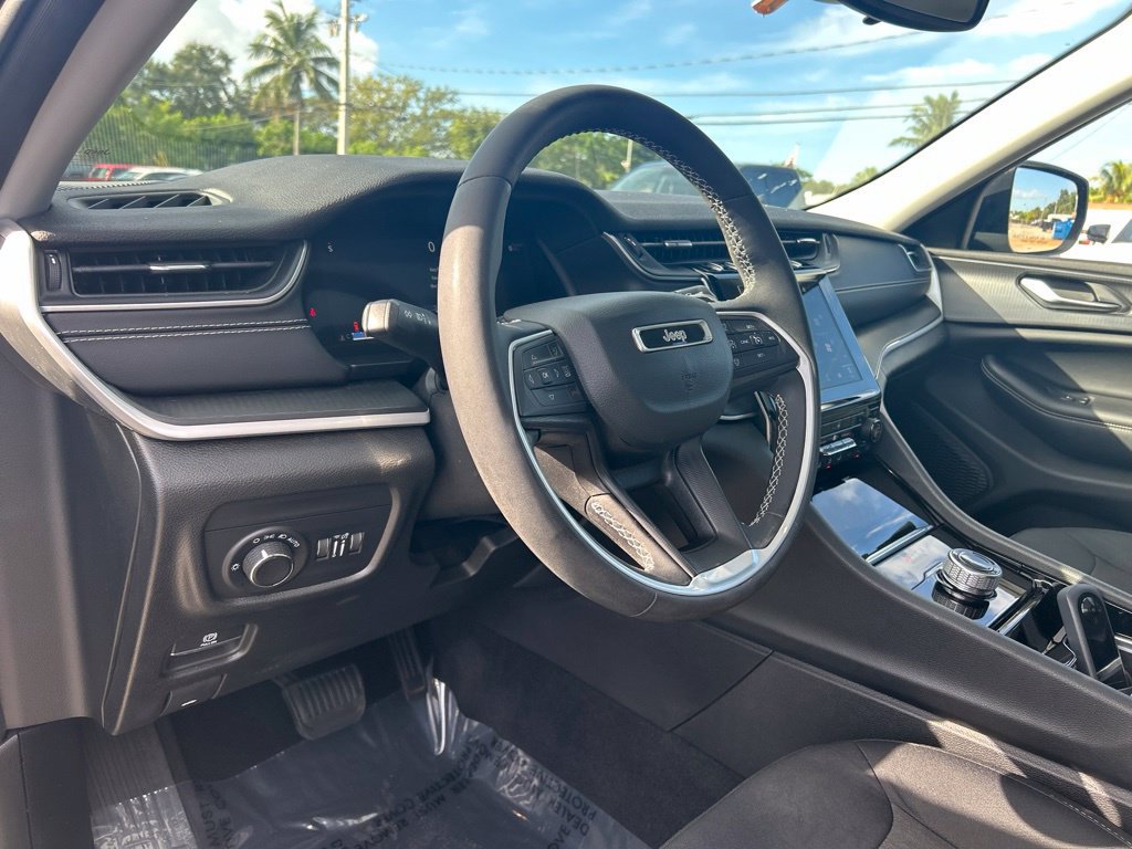 Used 2023 Jeep Grand Cherokee Laredo w/ Luxury Tech Group I RWD image 12