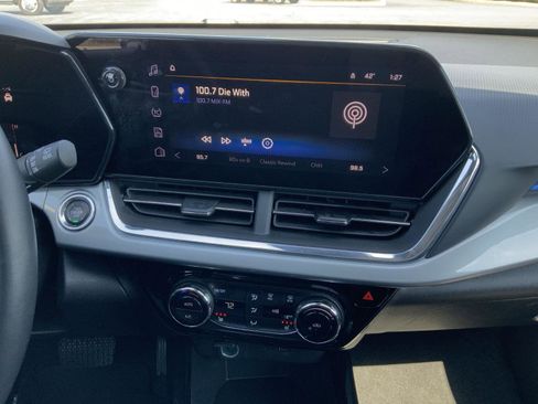 Used 2025 Chevrolet Trax LT w/ LT Convenience Package FWD image 31