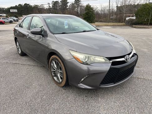 Used 2017 Toyota Camry SE image 2
