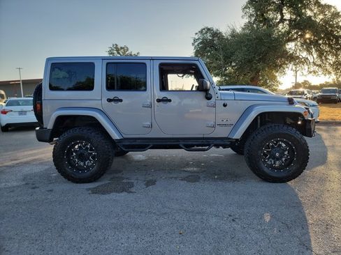 Used 2016 Jeep Wrangler Unlimited Sahara w/ Max Tow Package AWD/4WD image 4