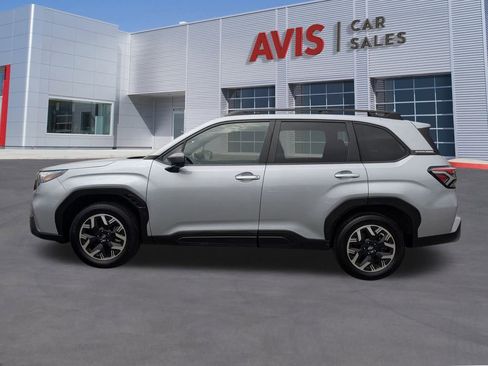 Used 2025 Subaru Forester Premium image 2