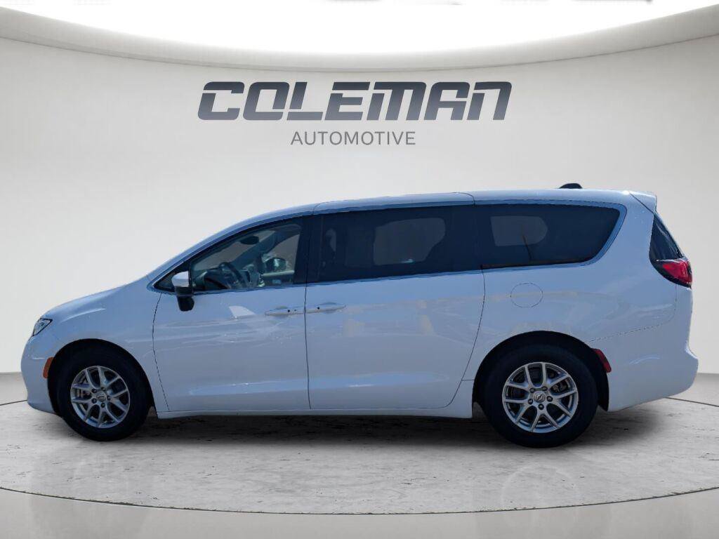 Used 2023 Chrysler Pacifica Touring-L FWD image 26