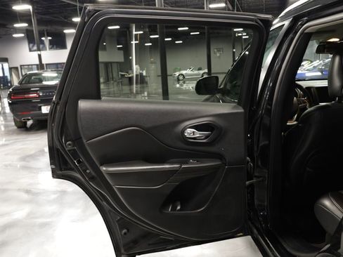 Used 2015 Jeep Cherokee Limited image 17