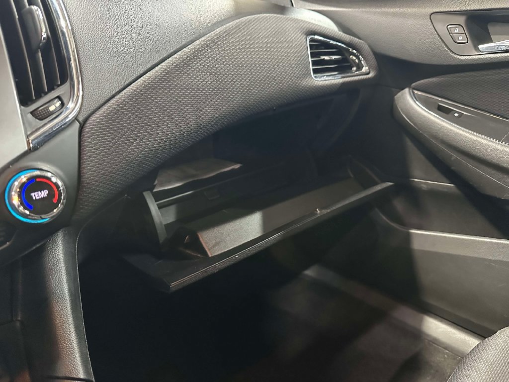 Used 2018 Chevrolet Cruze LT w/ Convenience Package FWD image 17