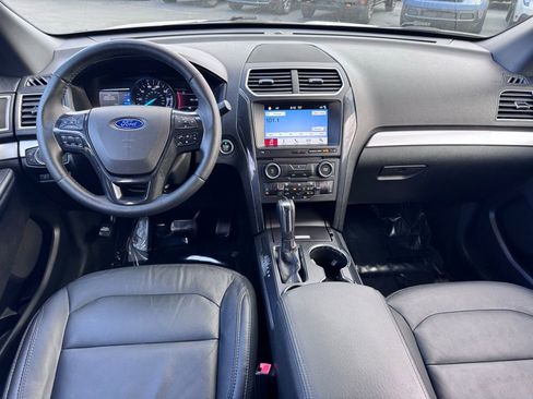 Used 2017 Ford Explorer XLT w/ Equipment Group 202A image 6