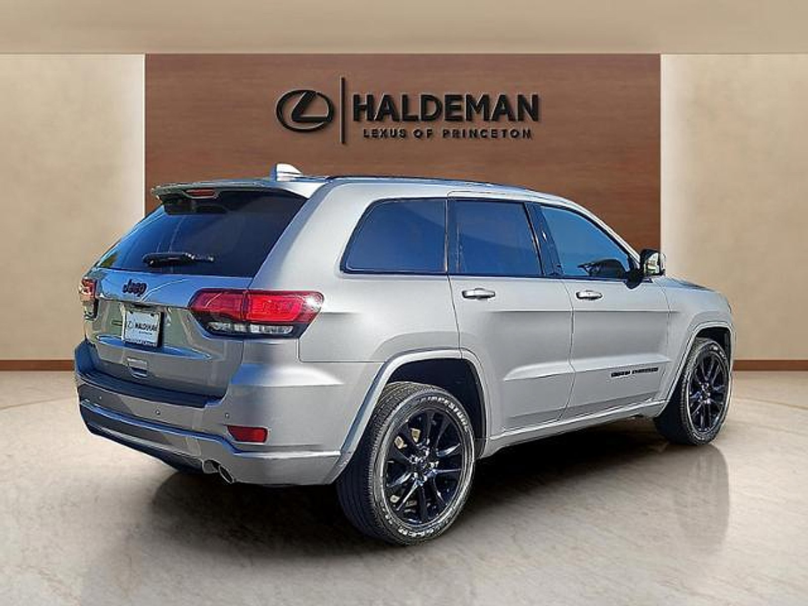 Used 2018 Jeep Grand Cherokee Altitude AWD/4WD image 6