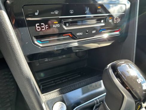 Certified 2025 Volkswagen Taos SE w/ Panoramic Sunroof Package AWD/4WD image 23