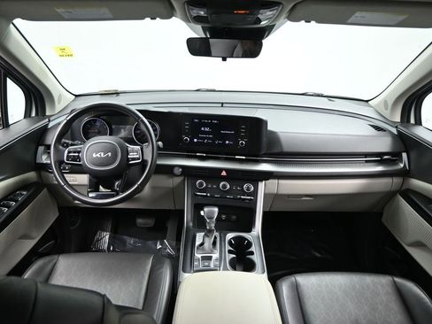 Used 2024 Kia Carnival LX image 32