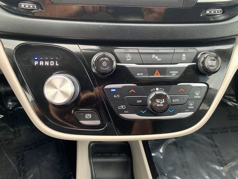 Used 2018 Chrysler Pacifica Touring-L FWD image 11