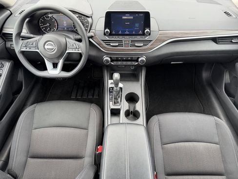 Used 2025 Nissan Altima 2.5 SV FWD image 12