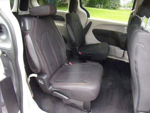 Used 2017 Chrysler Pacifica Touring image 16