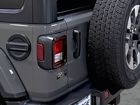 Used 2021 Jeep Wrangler Unlimited Sahara w/ Cold Weather Group image 10