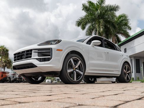 Used 2024 Porsche Cayenne Coupe AWD/4WD image 10