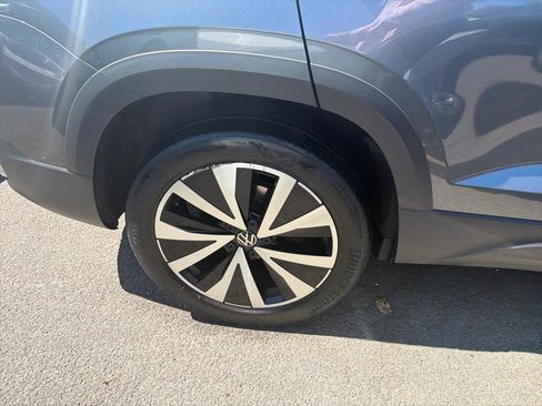 Used 2023 Volkswagen Taos SE w/ Panoramic Sunroof Package image 5