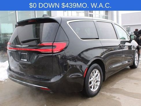Used 2023 Chrysler Pacifica Touring-L image 6
