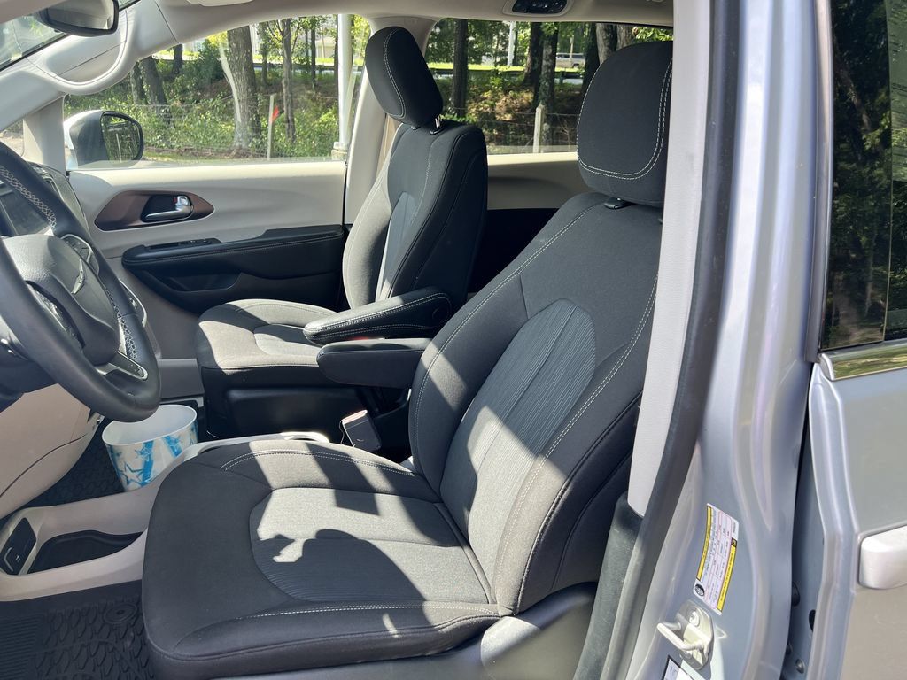 Used 2023 Chrysler Voyager LX FWD image 16