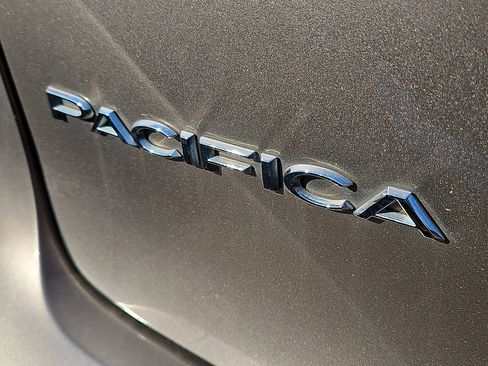 Used 2017 Chrysler Pacifica Touring FWD image 9
