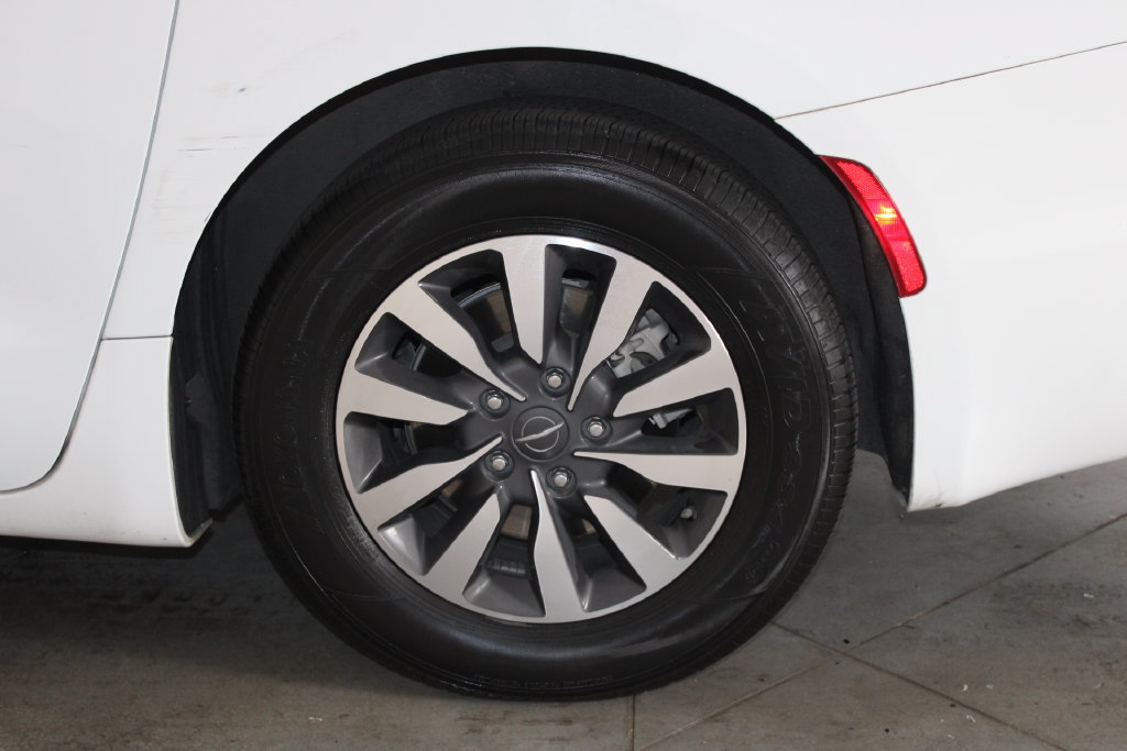Used 2023 Chrysler Pacifica Touring-L FWD image 44