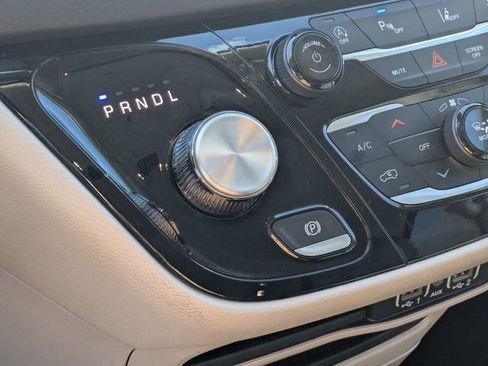 Used 2024 Chrysler Pacifica Touring-L image 18