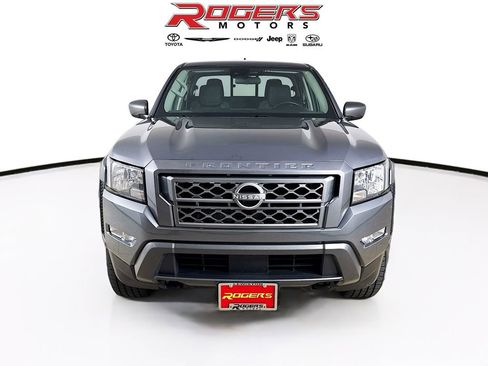 Used 2022 Nissan Frontier SV image 2