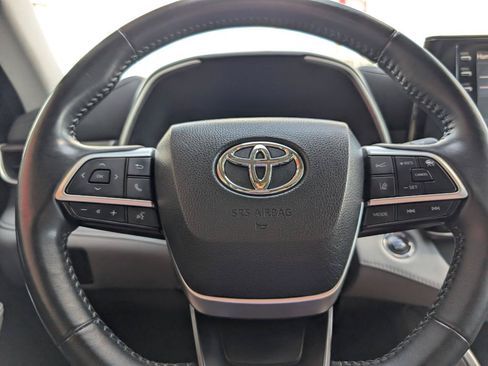 Used 2022 Toyota Highlander XLE AWD/4WD image 16