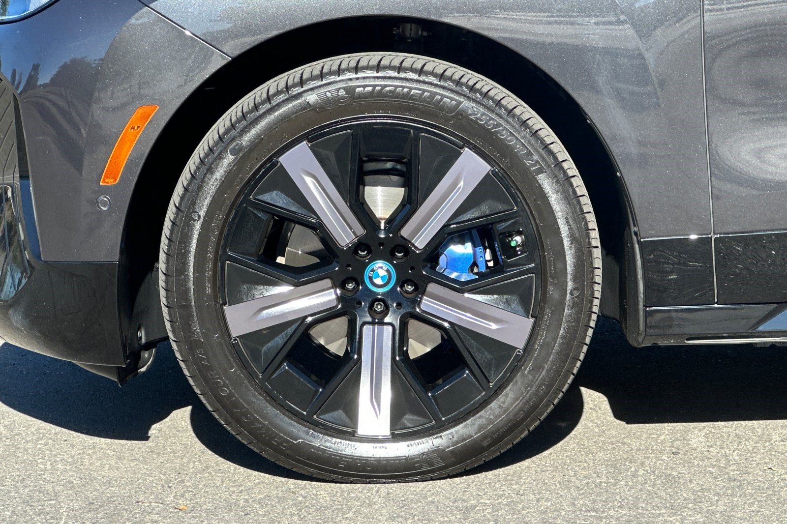 Used 2024 BMW iX xDrive50 w/ Sport Package AWD/4WD image 39
