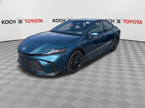 Used 2025 Toyota Camry SE FWD image 3