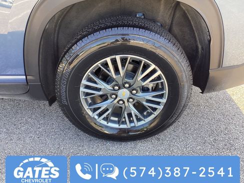 Used 2025 Chevrolet Traverse LT image 36