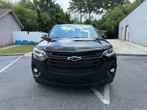 Used 2020 Chevrolet Traverse LT w/ LPO, Blackout Package FWD image 2