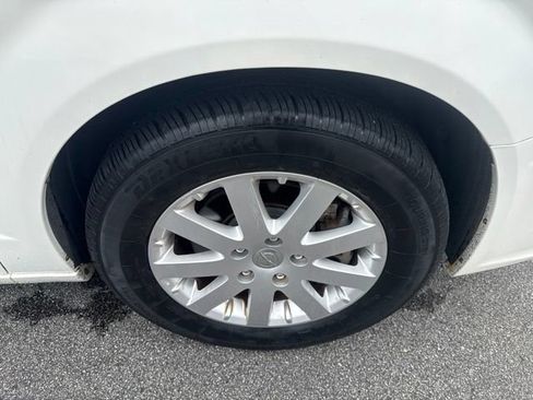 Used 2013 Chrysler Town & Country Touring FWD image 12