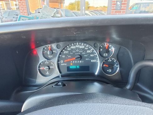 Used 2018 Chevrolet Express 2500 image 9