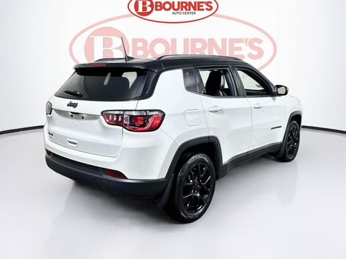 Used 2024 Jeep Compass Latitude w/ Convenience Group AWD/4WD image 9