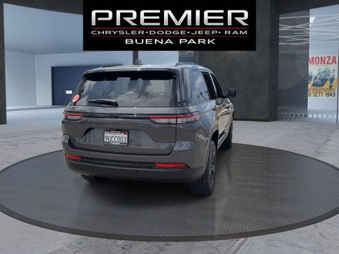 Used 2025 Jeep Grand Cherokee Altitude RWD image 7