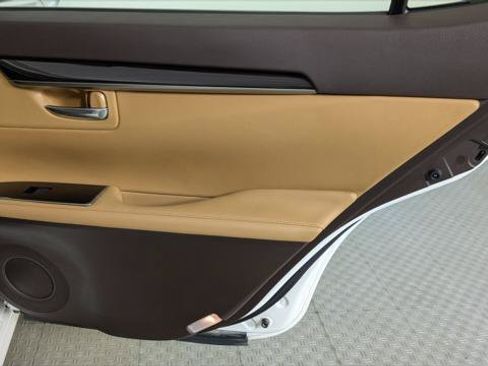 Used 2018 Lexus ES 350 w/ Luxury Package w/Wood Trim FWD image 19