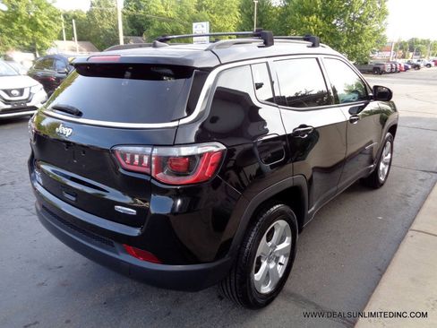 Used 2018 Jeep Compass Latitude w/ Popular Equipment Group AWD/4WD image 3