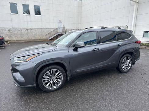 Used 2020 Toyota Highlander Platinum image 4