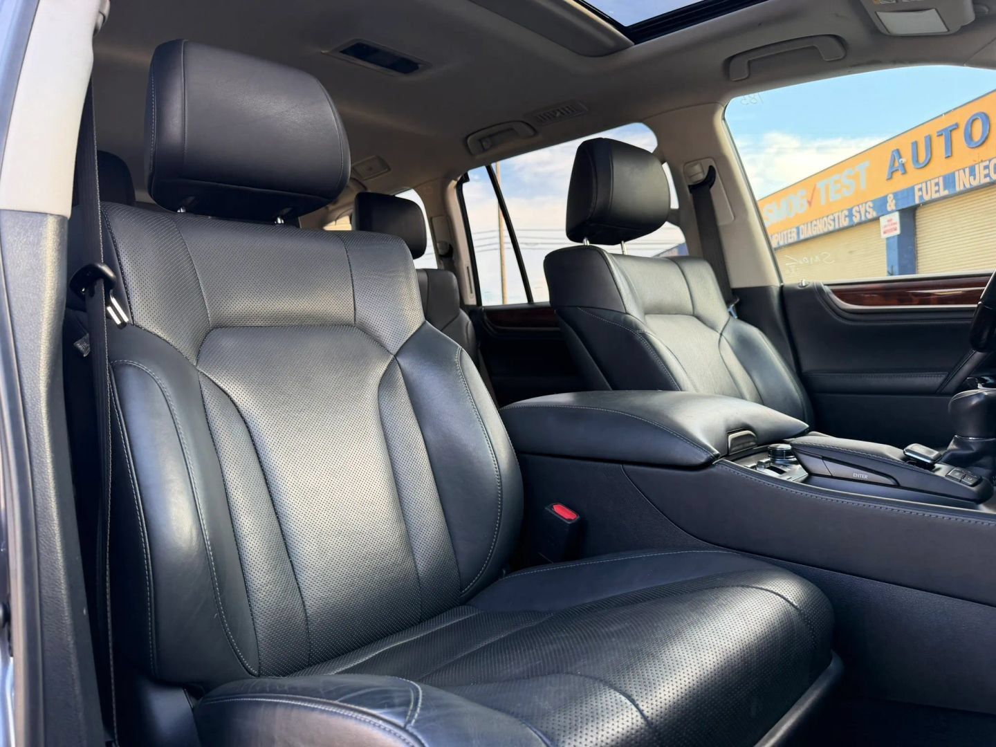 Used 2016 Lexus LX 570 4WD w/ Luxury Package image 17