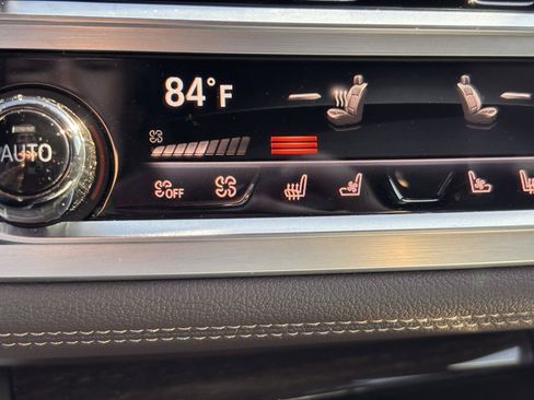 Used 2022 BMW 750i xDrive w/ Executive Package image 32