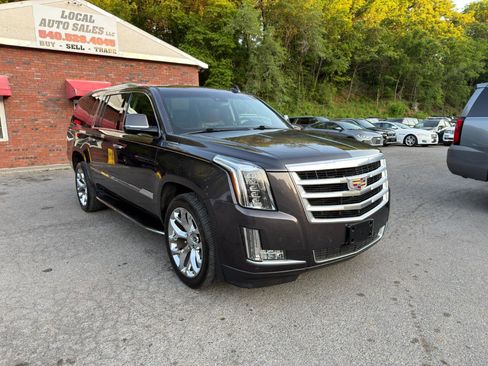 Used 2016 Cadillac Escalade ESV Luxury AWD/4WD image 3