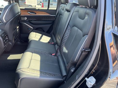 Used 2022 Jeep Grand Cherokee Summit AWD/4WD image 17