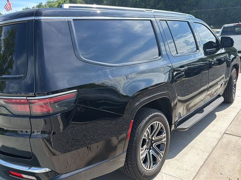 Used 2024 Jeep Wagoneer L Series II w/ Flexible Seating Group AWD/4WD image 3