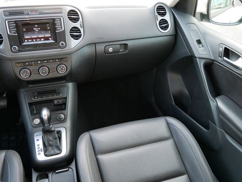 Used 2016 Volkswagen Tiguan S image 11