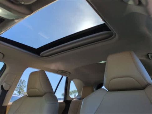 Used 2021 Toyota RAV4 XLE Premium image 19