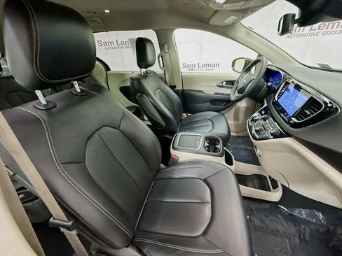 Used 2024 Chrysler Pacifica Touring-L image 27