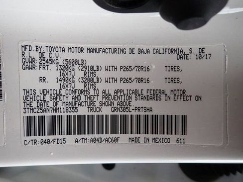 Used 2017 Toyota Tacoma TRD Off-Road w/ Premium & Technology Package image 12